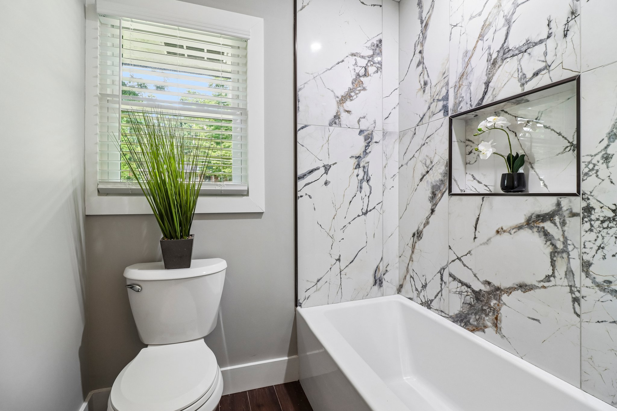 Richly veined tile turns the tub surround into a design moment